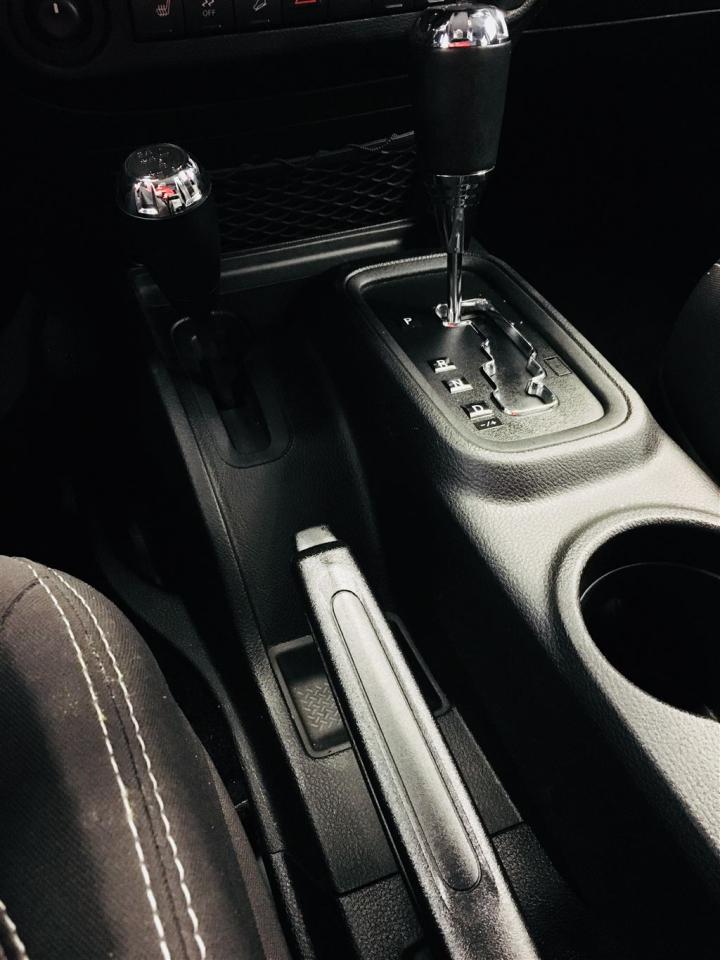 657989