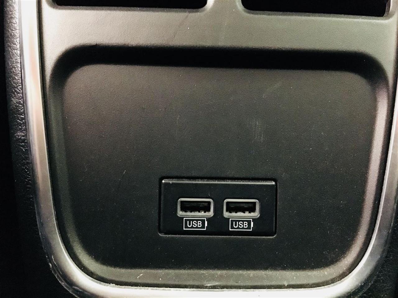 657993