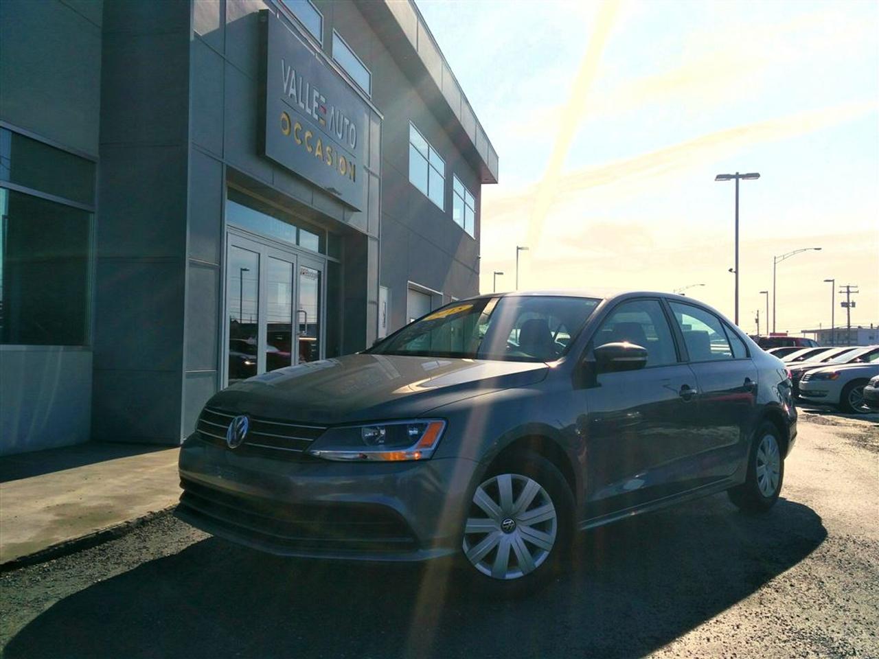 <a href=https://www.valleeauto.com/occasion/Volkswagen-Jetta-2015.html>https://www.valleeauto.com/occasion/Volkswagen-Jetta-2015.html</a>

AUCUN FRAIS CACHÉ, AUCUNE SURPRISE, VOUS PAYEZ LE PRIX AFFICHÉ!!!!!  VOLKSWAGEN JETTA TL+, 2015, AUTOMATIQUE**UN SEUL PROPRIÉTAIRE, JAMAIS ACCIDENTÉ(RAPPORT CARPROOF À LAPPUI). A/C, sièges chauffants, cruise control, vitres et portes électriques, volant ajustable et télescopique multi-fonctions, ordinateur de bord, radio am/fm+satellite, lecteur CD, écran tactile, caméra de recul, prise Ipod, et bien plus!!!!!  Nous sommes concessionnaire Volkswagen depuis 1959 et tous nos véhicules sont inspectés ET réparés par nos techniciens formés par Volkswagen avant la mise en vente. Le véhicule est éligible à une garantie certifié Pur Volkswagen de 2 ans ou 40,000 km incluant lassistance routière. Achetez en toute tranquillité desprit. Livraison partout en province. Financement à taux avantageux sur place!