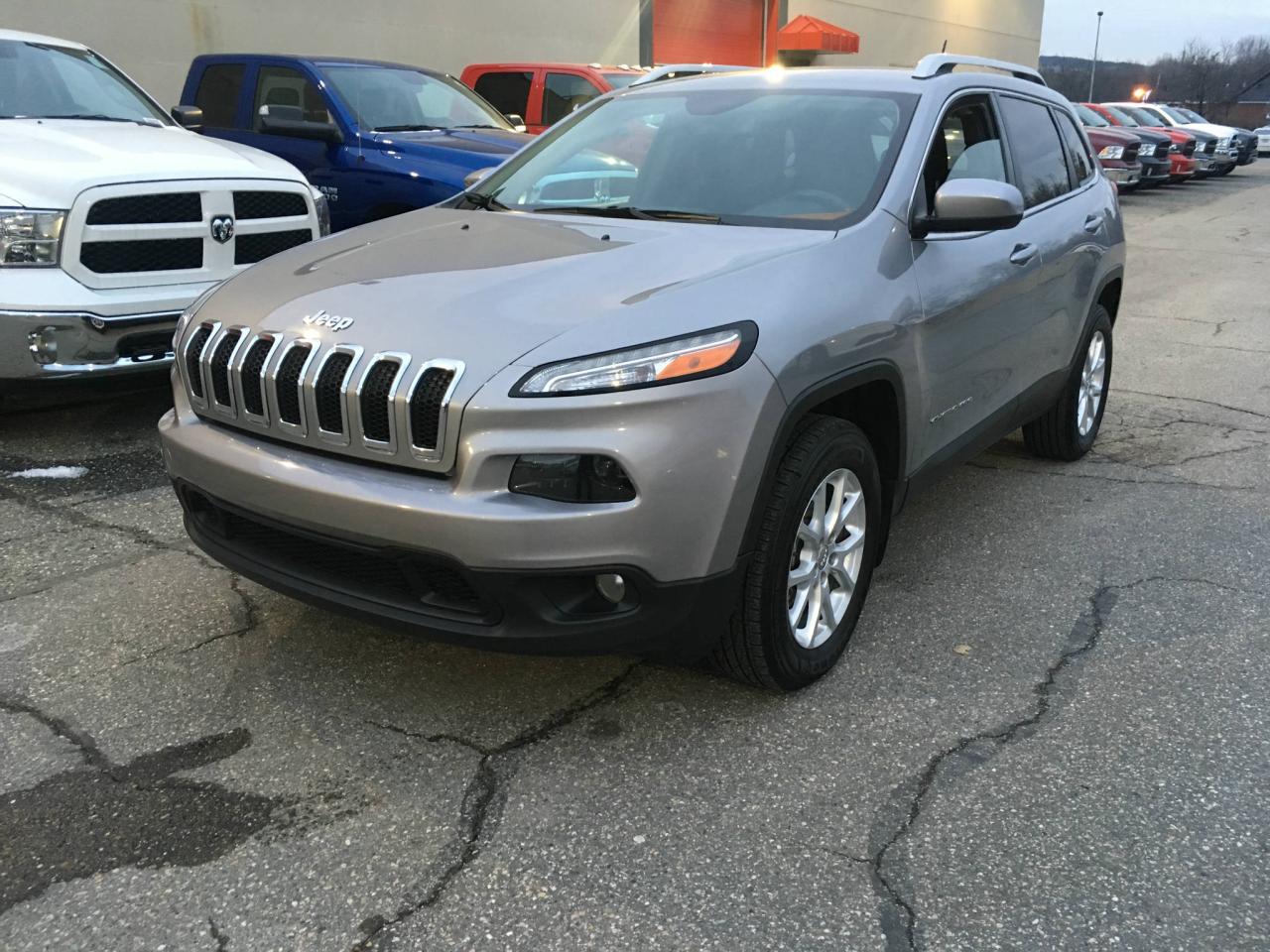 Used 2015 Jeep Cherokee 4 RM, 4 portes, North for sale in Sherbrooke, QC