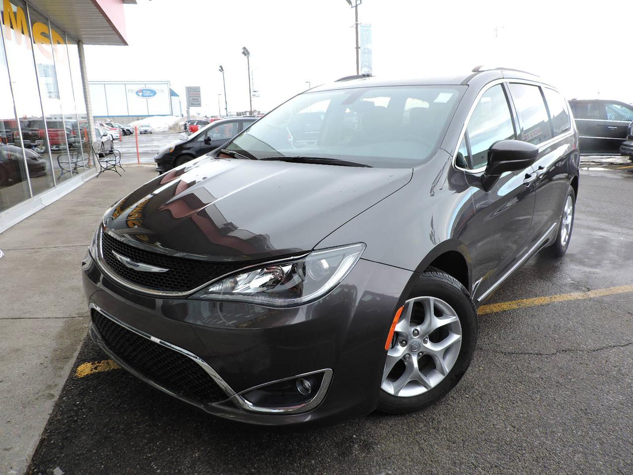 <a href=http://www.excellencedodge.ca/occasion/Chrysler-Pacifica-2017.html>http://www.excellencedodge.ca/occasion/Chrysler-Pacifica-2017.html</a>

Véhicule de démonstrateur, balance de garantie du manufacturier, très bas millage...date de mise en service 30 sept 2016