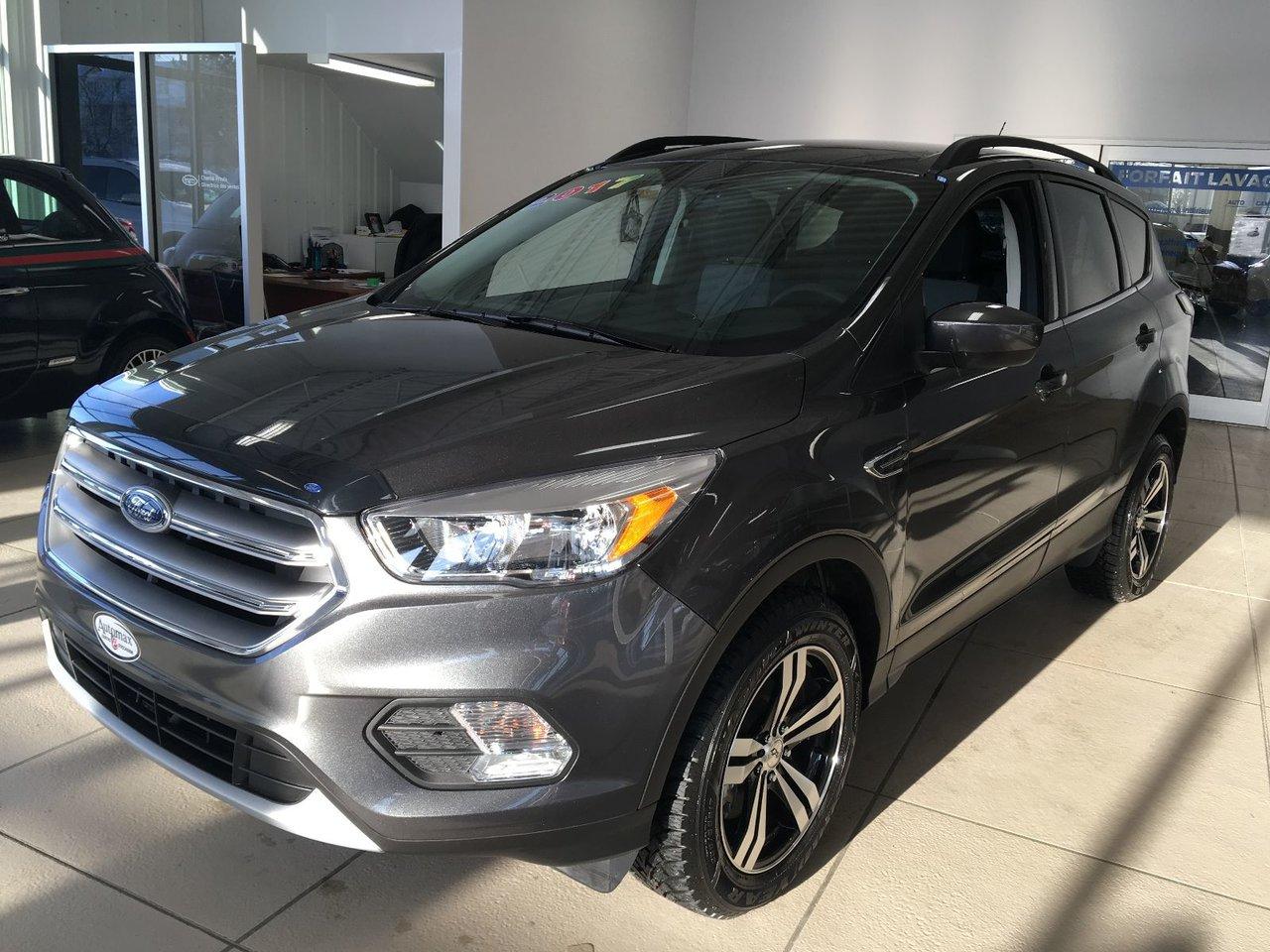 <a href=https://www.poiriernissan.com/occasion/Ford-Escape-2017.html>https://www.poiriernissan.com/occasion/Ford-Escape-2017.html</a>

Ford Escape SE TR?S BAS KM 2017Régulateur de vitesse, Essuie-glaces intermittents, Anti-démarreur, Freins ABS, Contrôle de stabilité, Coussins gonflables latéraux, Lecteur CD, Lecteur MP3, Volant ajustable, Tapis protecteurs, Caméra de recul, Phares automatiques, Rétroviseur électrique, Direction assistée, Rétroviseurs chauffants, Freins à disque, Sièges chauffants - Avant, Antipatinage, Phares antibrouillards, Verrous de sécurité pour enfants, Système de surveillance de la pression des pneus, Sièges baquets, Technologie Bluetooth intégrée, Aluminium, Climatisation