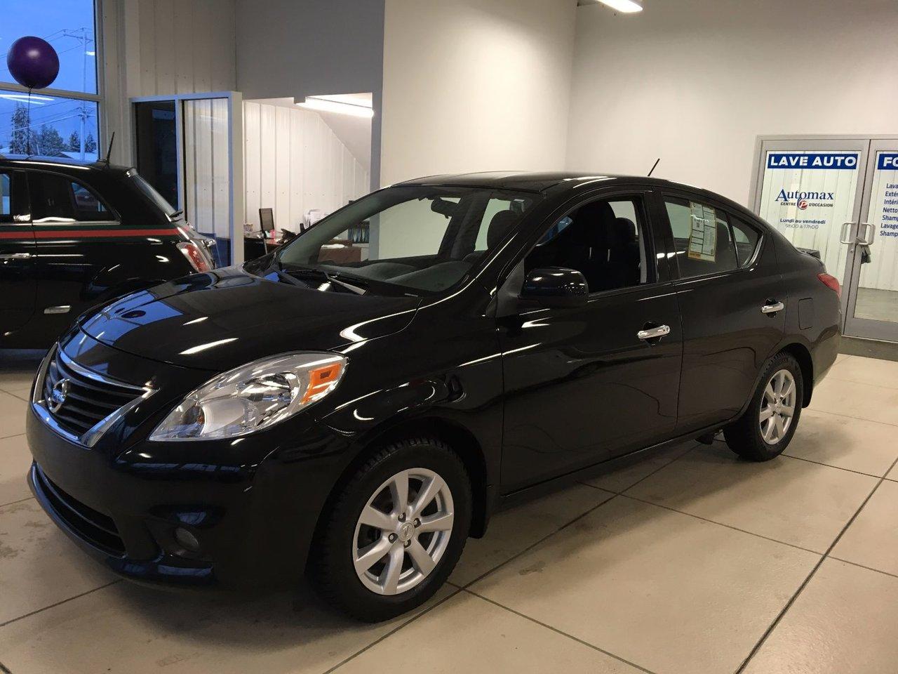 <a href=https://www.poiriernissan.com/occasion/Nissan-Versa-2014.html>https://www.poiriernissan.com/occasion/Nissan-Versa-2014.html</a>

Nissan Versa SL  2014Essuie-glaces intermittents, Anti-démarreur, Freins ABS, Contrôle de stabilité, Coussin gonflable conducteur, Coussins gonflables latéraux, Lecteur CD, Volant ajustable, Tapis protecteurs, Rétroviseur électrique, Direction assistée, Rétroviseurs chauffants, Sièges tissu, Freins à disque, Antipatinage, Verrous de sécurité pour enfants, Sièges baquets