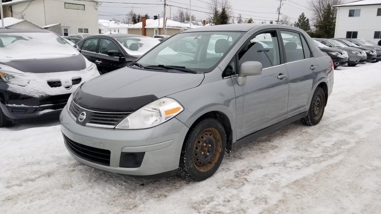 <a href=https://www.poiriernissan.com/occasion/Nissan-Versa-2007.html>https://www.poiriernissan.com/occasion/Nissan-Versa-2007.html</a>

Nissan Versa SL  2007Essuie-glaces intermittents, Anti-démarreur, Coussins gonflables latéraux, Lecteur CD, Vitres électriques, Air climatisé, Volant ajustable, Rétroviseur électrique, Direction assistée, Rétroviseurs chauffants, Sièges tissu, Freins à disque, Verrous de sécurité pour enfants, Sièges baquets, Cache bagages