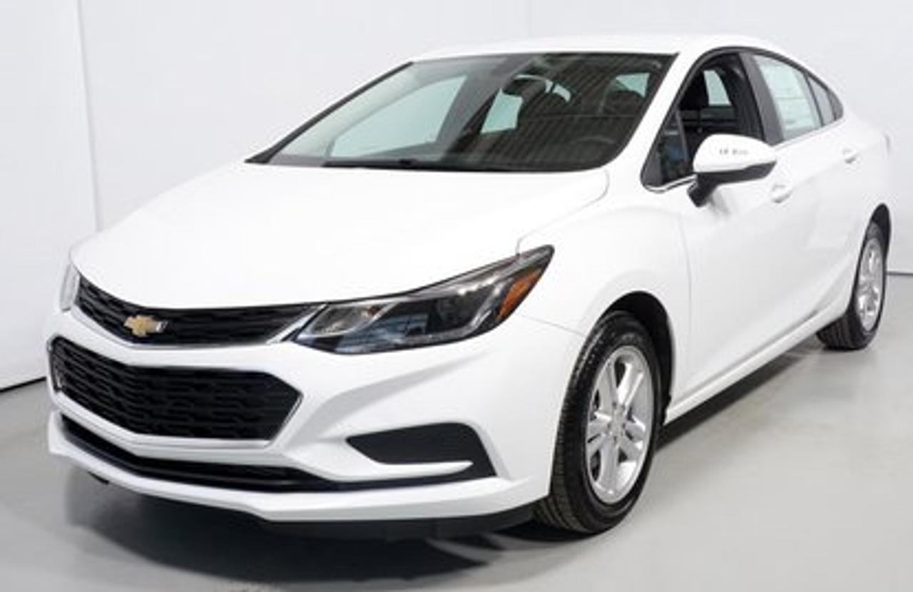 <a href=https://www.autoaubaine.com/Chevrolet-Cruze-c7017984.html>https://www.autoaubaine.com/Chevrolet-Cruze-c7017984.html</a>

Chevrolet Cruze LT  2018Régulateur de vitesse, Essuie-glaces intermittents, Anti-démarreur, Freins ABS, Contrôle de stabilité, Coussin gonflable conducteur, Coussins gonflables latéraux, Lecteur MP3, Lampes de lecture arrière, Volant ajustable, Tapis protecteurs, Caméra de recul, Phares automatiques, Rétroviseur électrique, Direction assistée, Rétroviseurs chauffants, Coussins gonflables arrière pour la tête, Sièges tissu, Freins à disque, Sièges chauffants - Avant, Antipatinage, Système de surveillance de la pression des pneus, Sièges baquets, Technologie Bluetooth intégrée, Aluminium, Climatisation