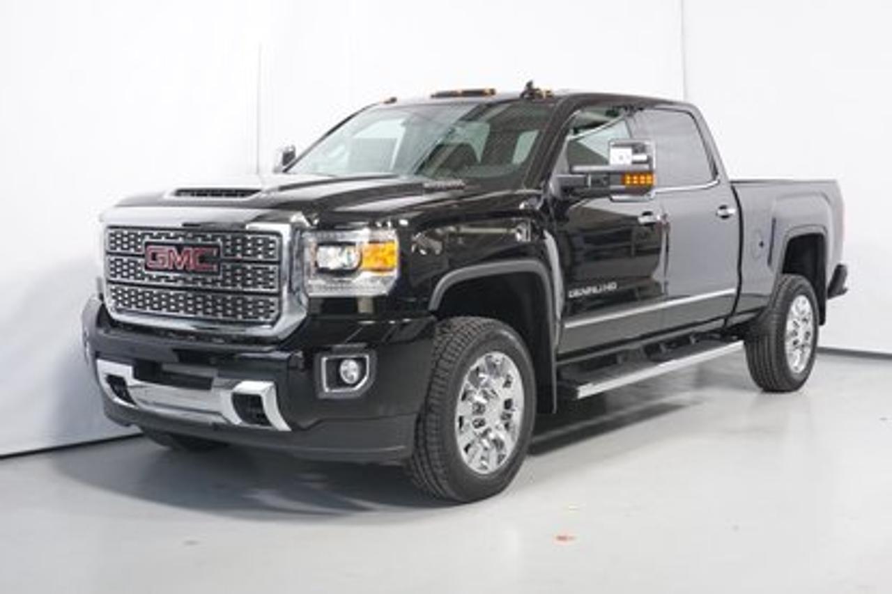 <a href=https://www.autoaubaine.com/GMC-Sierra 2500-c6924355.html>https://www.autoaubaine.com/GMC-Sierra 2500-c6924355.html</a>

GMC Sierra 2500 Denali, Duramax, Crew Cab  2018Régulateur de vitesse, Freins ABS, Contrôle de stabilité, Coussin gonflable conducteur, Coussins gonflables latéraux, Démarreur à distance, Lecteur CD, Lecteur MP3, Intérieur en cuir, Siège mémoire, Volant ajustable, Marchepieds, Tapis protecteurs, Attelage remorque, Caméra de recul, Pédales ajustables, Rétroviseurs, Volant gainé de cuir, Rétroviseur électrique, Direction assistée, Rétroviseurs chauffants, Siège à réglage électrique, Coussins gonflables arrière pour la tête, Siège conducteur - soutien lombaire, Siège passager - soutien lombaire, Siège refroidissant, Freins à disque, Sièges chauffants - Avant, Antipatinage, Phares antibrouillards, Système de surveillance de la pression des pneus, Sièges baquets, Technologie Bluetooth intégrée, Coussin gonflable - Commutateur de mise en/hors fo, Rétroviseur à atténuation automatique, Climatisation, Volant chauffant
