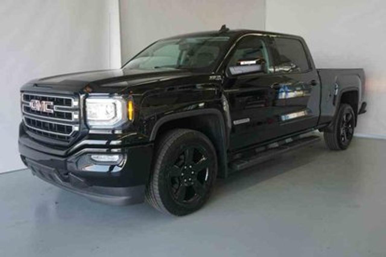 <a href=https://www.autoaubaine.com/GMC-Sierra 1500-c6912403.html>https://www.autoaubaine.com/GMC-Sierra 1500-c6912403.html</a>

GMC Sierra 1500 SLE, Crew Cab  2018Régulateur de vitesse, Freins ABS, Contrôle de stabilité, Coussin gonflable conducteur, Coussins gonflables latéraux, Lecteur CD, Lecteur MP3, Volant ajustable, Tapis protecteurs, Caméra de recul, Volant gainé de cuir, Rétroviseur électrique, Direction assistée, Rétroviseurs chauffants, Coussins gonflables arrière pour la tête, Siège conducteur - soutien lombaire, Freins à disque, Antipatinage, Système de surveillance de la pression des pneus, Technologie Bluetooth intégrée, Roue de secours - Temporaire, Climatisation