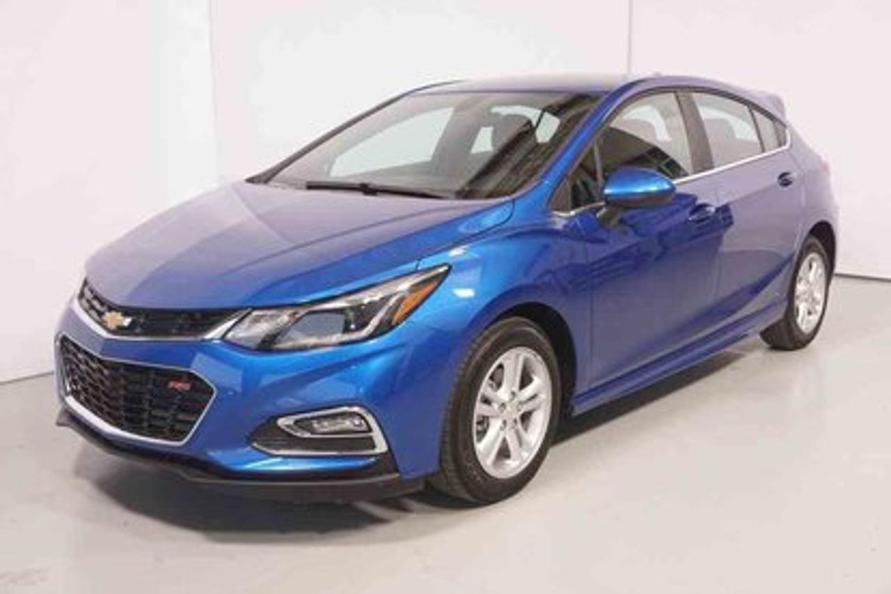 <a href=https://www.autoaubaine.com/Chevrolet-Cruze-c6907682.html>https://www.autoaubaine.com/Chevrolet-Cruze-c6907682.html</a>

Chevrolet Cruze LT  2018Régulateur de vitesse, Essuie-glaces intermittents, Anti-démarreur, Freins ABS, Contrôle de stabilité, Coussin gonflable conducteur, Coussins gonflables latéraux, Lecteur MP3, Lampes de lecture arrière, Volant ajustable, Tapis protecteurs, Caméra de recul, Phares automatiques, Rétroviseur électrique, Direction assistée, Rétroviseurs chauffants, Coussins gonflables arrière pour la tête, Sièges tissu, Freins à disque, Sièges chauffants - Avant, Antipatinage, Système de surveillance de la pression des pneus, Sièges baquets, Technologie Bluetooth intégrée, Cache bagages, Aluminium, Climatisation