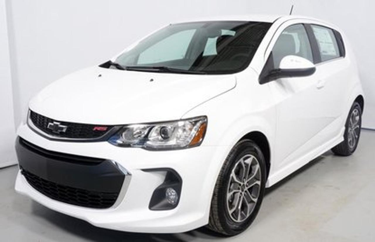 <a href=https://www.autoaubaine.com/Chevrolet-Sonic-c7018688.html>https://www.autoaubaine.com/Chevrolet-Sonic-c7018688.html</a>

Chevrolet Sonic LT  2018Régulateur de vitesse, Essuie-glaces intermittents, Anti-démarreur, Freins ABS, Contrôle de stabilité, Coussin gonflable conducteur, Coussins gonflables latéraux, Démarreur à distance, Lecteur MP3, Volant ajustable, Tapis protecteurs, Caméra de recul, Volant gainé de cuir, Phares automatiques, Rétroviseur électrique, Direction assistée, Rétroviseurs chauffants, Coussins gonflables arrière pour la tête, Sièges tissu, Freins à disque, Sièges chauffants - Avant, Antipatinage, Phares antibrouillards, Verrous de sécurité pour enfants, Système de surveillance de la pression des pneus, Sièges baquets, Technologie Bluetooth intégrée, Cache bagages, Climatisation