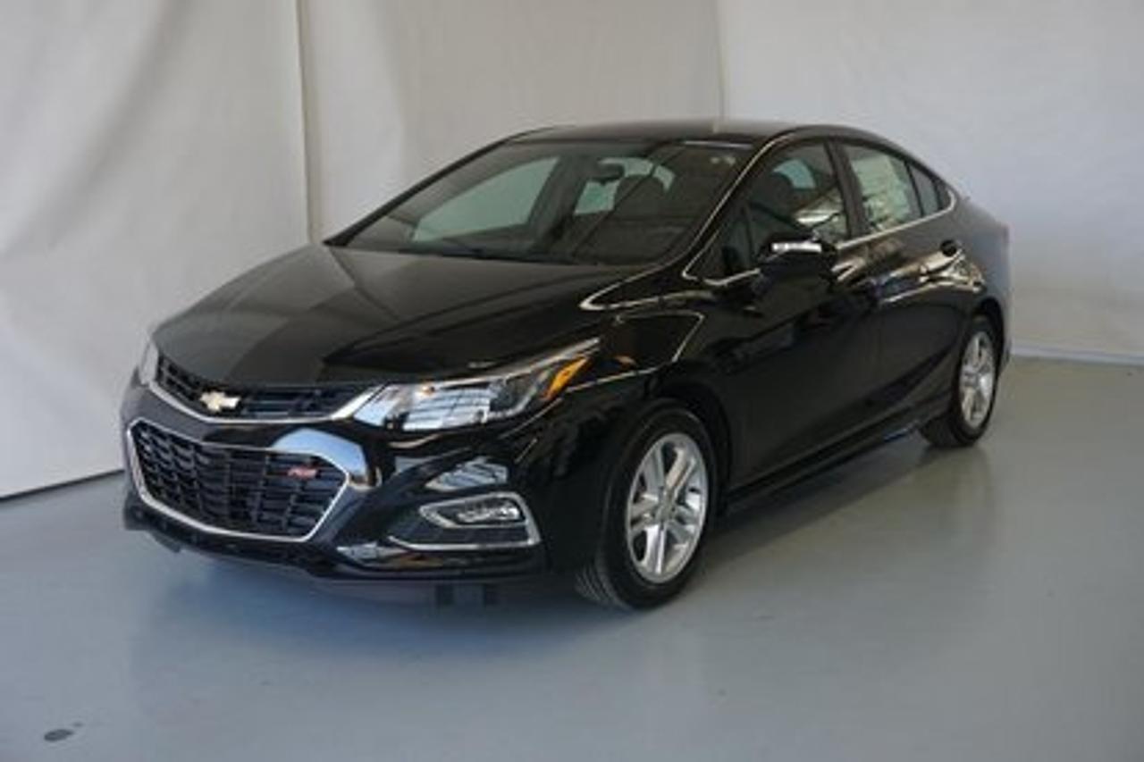 <a href=https://www.autoaubaine.com/Chevrolet-Cruze-c6938055.html>https://www.autoaubaine.com/Chevrolet-Cruze-c6938055.html</a>

Chevrolet Cruze LT  2018Régulateur de vitesse, Essuie-glaces intermittents, Anti-démarreur, Freins ABS, Contrôle de stabilité, Coussin gonflable conducteur, Coussins gonflables latéraux, Lecteur MP3, Lampes de lecture arrière, Volant ajustable, Tapis protecteurs, Caméra de recul, Phares automatiques, Rétroviseur électrique, Direction assistée, Rétroviseurs chauffants, Coussins gonflables arrière pour la tête, Sièges tissu, Freins à disque, Sièges chauffants - Avant, Antipatinage, Système de surveillance de la pression des pneus, Sièges baquets, Technologie Bluetooth intégrée, Aluminium, Climatisation