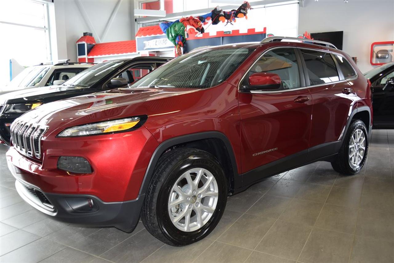 <a href=https://www.elitechrysler.com/occasion/Jeep-Cherokee-2017.html>https://www.elitechrysler.com/occasion/Jeep-Cherokee-2017.html</a>

ensemble éclair 26J, ensemble temps froid, volant chauffant, démarreur à distance, ensemble attelage de remorque , 3.2 litres, caméra de recul, vendu avec Garantie du Manufacturier,   Auto, à vendre Chez Élite Chrysler Jeep Dodge Ram, le plus grand choix en inventaire. À Sherbrooke en Estrie   Possibilité de Livraison partout au Québec !!!!!!  Pour plus de détails, pour un essai routier ou même lachat, Communiquer avec lun de nos conseillers en vente sans frais au 1-888-647-5468.  Financement sur place. (1ère et 2ième Chance)
