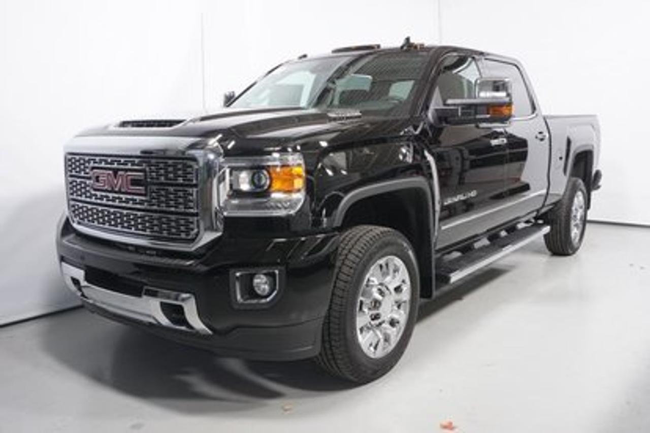 <a href=https://www.autoaubaine.com/GMC-Sierra 2500-c6933310.html>https://www.autoaubaine.com/GMC-Sierra 2500-c6933310.html</a>

GMC Sierra 2500 Denali, Duramax, Crew Cab  2018Régulateur de vitesse, Freins ABS, Contrôle de stabilité, Coussin gonflable conducteur, Coussins gonflables latéraux, Démarreur à distance, Lecteur CD, Lecteur MP3, Intérieur en cuir, Siège mémoire, Volant ajustable, Marchepieds, Tapis protecteurs, Attelage remorque, Caméra de recul, Pédales ajustables, Rétroviseurs, Volant gainé de cuir, Rétroviseur électrique, Direction assistée, Rétroviseurs chauffants, Siège à réglage électrique, Coussins gonflables arrière pour la tête, Siège conducteur - soutien lombaire, Siège passager - soutien lombaire, Siège refroidissant, Freins à disque, Sièges chauffants - Avant, Antipatinage, Phares antibrouillards, Système de surveillance de la pression des pneus, Sièges baquets, Technologie Bluetooth intégrée, Coussin gonflable - Commutateur de mise en/hors fo, Rétroviseur à atténuation automatique, Climatisation, Volant chauffant