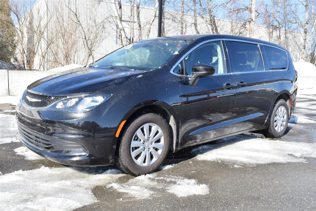Used 2017 Chrysler Pacifica LX for sale in Sherbrooke, QC