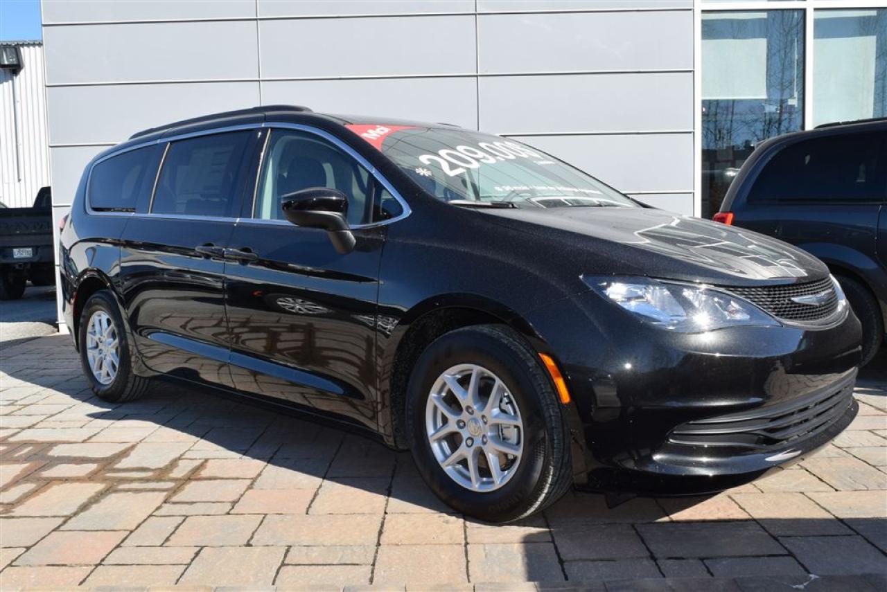 Used 2017 Chrysler Pacifica Touring 8 Passagers for sale in Sherbrooke, QC