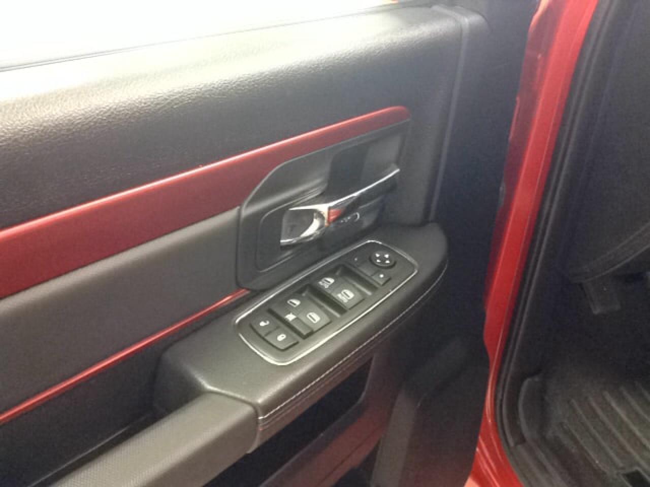 663696