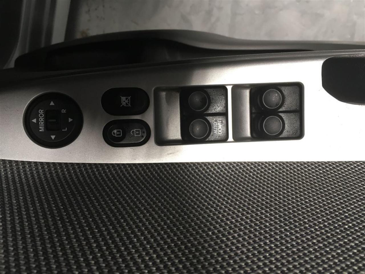 663736