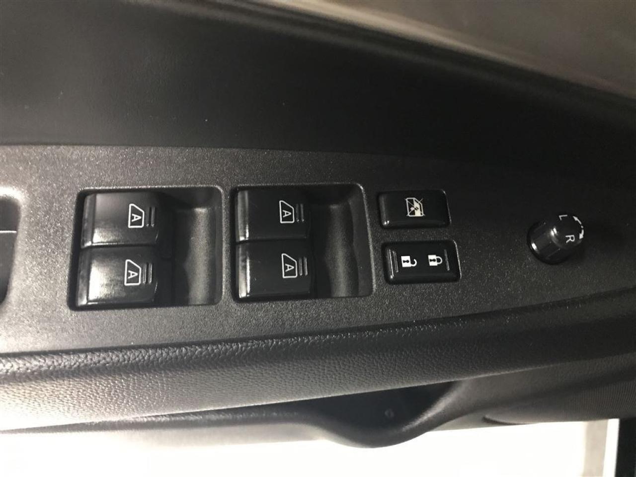 663900