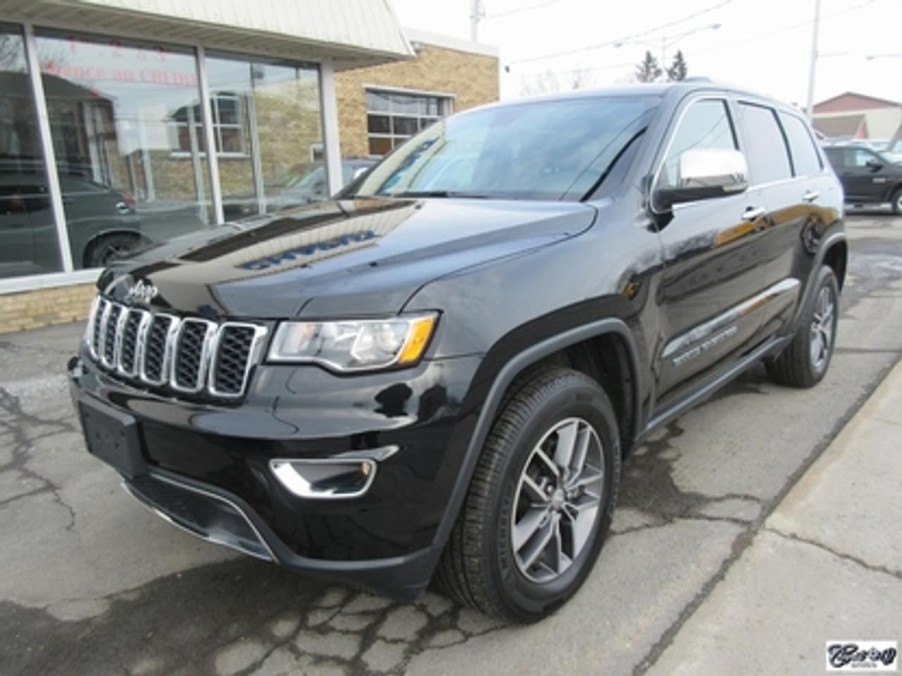 <a href=https://www.autoaubaine.com/Jeep-Grand Cherokee-c7023159.html>https://www.autoaubaine.com/Jeep-Grand Cherokee-c7023159.html</a>

Jeep Grand Cherokee Limited 2017\n\nRégulateur de vitesse, Essuie-glaces intermittents, Essuie-glace arrière, Anti-démarreur, Freins ABS, Contrôle de stabilité, Coussin gonflable conducteur, Démarreur à distance, Lecteur MP3, Chauffe-moteur, Coffre - Ouverture à distance, Miroirs chauffants, Portes électriques, Sièges électriques, Tachymètre, Vitres électriques, Air climatisé, Intérieur en cuir, Climatisation deux zones, Commandes audio au volant, Sièges arrières rabattables, Sièges chauffants, Volant ajustable, Aileron, Moulures protectrices latérales, Tapis protecteurs, Vitres teintées, Radio satellite, Ordinateur de bord, Caméra de recul, Radio AM/FM, Direction assistée, Télédéverrouillage, Système dalarme, Rétroviseurs électriques, Jantes en alliage, Antipatinage, Phares antibrouillards, Coussins gonflables, Support à bagages, Verrous de sécurité pour enfants, Système de surveillance de la pression des pneus, Dégivreur de lunette arrière, Miroirs ajustables de lintérieur, Sièges baquets, Sièges avec fonction mémoire, Technologie Bluetooth intégrée, Port USB, Climatiseur automatique, Système HomeLink, Aide au stationnement (capteurs), Volant chauffant\n\nVéhicule dun éxécutif de chez Chrysler Canada, très bas kilométrage, cuir, NAVIGATION, caméra de recul, bluetooth, dem. à distance, volant et sièges chauffants, écran tactile 8.4, détecteurs dangles morts, entrée sans clé, hayon électrique, siège conducteur à mémoire, sièges arrières chauffants, gr. électrique, A/C, comme neuf!!!  ÉPARGNEZ BEAUCOUP DE $$$.  Carproof disponible...

BALANCE DE GARANTIE JEEP GLOBALE JUSQUAU 19 DECEMBRE 2019 OU 60000 KM ET JUSQUAU 19 DECEMBRE 2021 OU 100000 KM SUR GR. MOTOPROPULSEUR!!!


*****TEXTOS BIENVENUE 514 707-4090*****

CHAPUT AUTO CONCESSIONNAIRE CHRYSLER JEEP RAM À VARENNES DEPUIS PLUS DE 65 ANS. TOUS NOS VÉHICULES SONT INSPECTÉS, RÉPARÉS ET GARANTIS. FINANCEMENT RAPIDE SUR PLACE 2 IÈME ET 3 IÈME CHANCE AU CRÉDIT, AUCUN CAS REFUSÉ.  

     WWW.CHAPUTOCCASION.COM

SBELLEMARE@CHAPUTAUTOMOBILE.COM

*****OUVERT LE SAMEDI DE 10H À 16H*****
