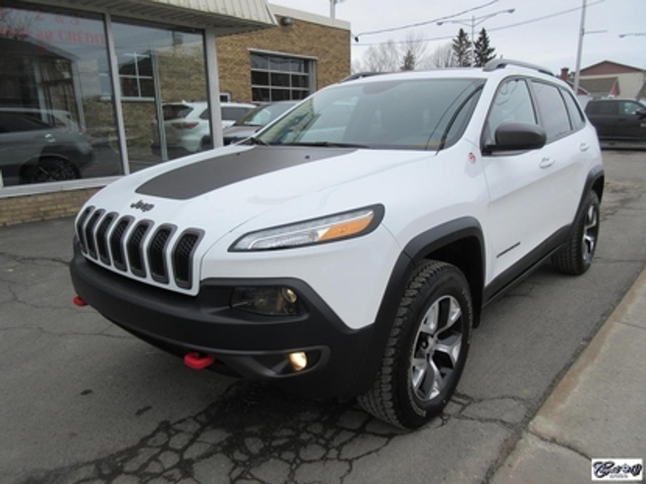 <a href=https://www.autoaubaine.com/Jeep-Cherokee-c7026887.html>https://www.autoaubaine.com/Jeep-Cherokee-c7026887.html</a>

Jeep Cherokee Trailhawk 4x4 2016\n\nRégulateur de vitesse, Toit ouvrant, Essuie-glaces intermittents, Essuie-glace arrière, Anti-démarreur, Freins ABS, Contrôle de stabilité, Coussin gonflable conducteur, Démarreur à distance, Lecteur CD, Lecteur MP3, Chauffe-moteur, Miroirs chauffants, Portes électriques, Sièges électriques, Tachymètre, Vitres électriques, Air climatisé, Intérieur en cuir, Climatisation deux zones, Commandes audio au volant, Sièges arrières rabattables, Sièges chauffants, Volant ajustable, Aileron, Tapis protecteurs, Vitres teintées, Attelage remorque, Radio satellite, Ordinateur de bord, Caméra de recul, Radio AM/FM, Direction assistée, Télédéverrouillage, Rétroviseurs électriques, Jantes en alliage, Antipatinage, Phares antibrouillards, Coussins gonflables, Support à bagages, Verrous de sécurité pour enfants, Système de surveillance de la pression des pneus, Dégivreur de lunette arrière, Miroirs ajustables de lintérieur, Sièges baquets, Technologie Bluetooth intégrée, Port USB, Climatiseur automatique, Système HomeLink, Volant chauffant\n\nToit ouvrant panoramique, caméra de recul, bluetooth, dem. à distance, volant et sièges chauffants, attache-remorque dorigine, capacité de remorquage de 4500 lbs, bas kilométrage, entrée sans clé, hayon électrique, JEEP ACTIVE DRIVE II, écran tactile 8.4 pouces, tapis 4 saisons, intérieur cuir complet, commandes audios au volant et +++.  LA couleur recherchée...  Carproof disponible, aucun accident...

BALANCE DE GARANTIE JEEP GLOBALE JUSUQAU 17 MARS 2019 OU 60000 KM ET JUSQUAU 17 MARS 2021 OU 100000 KM SUR GR. MOTOPROPULSEUR!!!

*****TEXTOS BIENVENUE 514 707-4090*****

CHAPUT AUTO CONCESSIONNAIRE CHRYSLER JEEP RAM À VARENNES DEPUIS PLUS DE 65 ANS. TOUS NOS VÉHICULES SONT INSPECTÉS, RÉPARÉS ET GARANTIS. FINANCEMENT RAPIDE SUR PLACE 2 IÈME ET 3 IÈME CHANCE AU CRÉDIT, AUCUN CAS REFUSÉ.  


     WWW.CHAPUTOCCASION.COM

SBELLEMARE@CHAPUTAUTOMOBILE.COM

*****OUVERT LE SAMEDI DE 10H À 16H*****