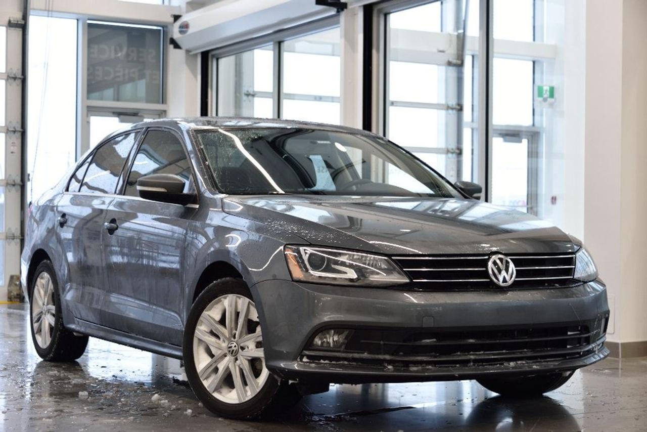 <a href=https://www.vaudreuilvolkswagen.com/occasion/Volkswagen-Jetta-2015.html>https://www.vaudreuilvolkswagen.com/occasion/Volkswagen-Jetta-2015.html</a>

Rare modèle Highline avec moteur 1.8T et transmission manuelle, ensemble technologie comprenant navigation, système audio Fender, phares bi-xénon adaptatifs avec accent au DEL. Détection dangle mort et alerte de collision avant, toit ouvrant, bancs en cuir chauffants, Bluetooth, air climatisé avec climatisation double-zones, accès et démarrage sans clefs Kessy, caméra de recul, roues 17. Retour de location dun client maison, jamais accidenté.        Possibilité dextension de 2 ans ou 40 000 kms de la garantie dorigine avec la certification supérieure Volkswagen        Aucunes obligations bancaires, aucuns frais cachés        Mise en service : 5 octobre 2015        Bienvenue chez Vaudreuil Volkswagen!