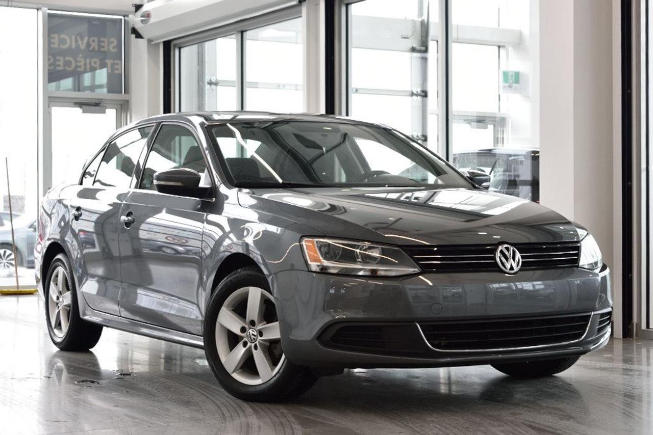 <a href=https://www.vaudreuilvolkswagen.com/occasion/Volkswagen-Jetta-2014.html>https://www.vaudreuilvolkswagen.com/occasion/Volkswagen-Jetta-2014.html</a>

Modèle 1.8 TSI Comfortline avec toit ouvrant, Bluetooth, miroirs électriques chauffants, roues 16, air climatisé et Bancs chauffants. Un seul propriétaire.        Possibilité dextension de 2 ans ou 40 000 kms de la garantie dorigine avec la certification supérieure Volkswagen        Aucunes obligations bancaires, aucuns frais cachés        Mise en service : 26 novembre 2013        ***************************************************************************************