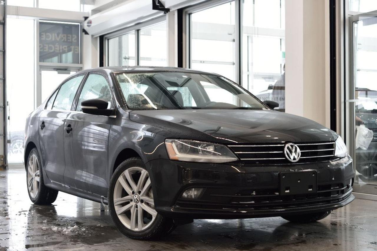 <a href=https://www.vaudreuilvolkswagen.com/occasion/Volkswagen-Jetta-2017.html>https://www.vaudreuilvolkswagen.com/occasion/Volkswagen-Jetta-2017.html</a>

Modèle Highline, détection dangles morts, éclairage dambiance, phares antibrouillards, toit ouvrant, intérieur en cuir, Bluetooth et App-Connect , caméra de recul, moteur 1.8T siège électrique, climatisation double-zones, entrée et démarrage sans clef Kessy. Véhicule de fonction de VW Canada, jamais accidenté.    Possibilité dextension de 2 ans ou 40 000 kms de la garantie dorigine avec la certification supérieure Volkswagen    Aucunes obligations bancaires, aucuns frais cachés    Mise en service : 31 Mars 2017