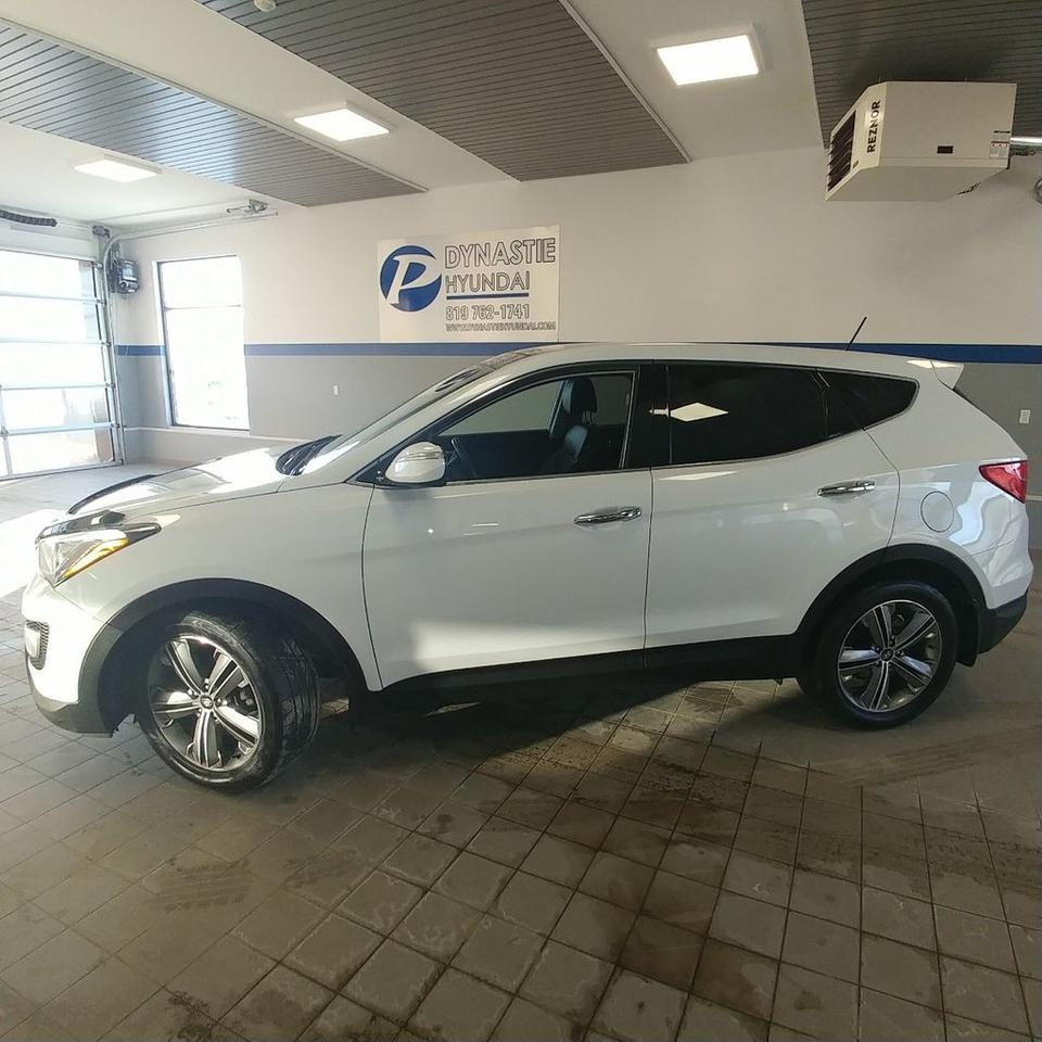 <a href=https://www.dynastiehyundai.com/occasion/Hyundai-Santa_Fe-2013.html>https://www.dynastiehyundai.com/occasion/Hyundai-Santa_Fe-2013.html</a>

Hyundai Santa Fe Limited 2.0 T  2013Régulateur de vitesse, Essuie-glaces intermittents, Anti-démarreur, Freins ABS, Contrôle de stabilité, Coussins gonflables latéraux, Lecteur CD, Lecteur MP3, Lampes de lecture arrière, Volant ajustable, Tapis protecteurs, Volant gainé de cuir, Phares automatiques, Rétroviseur électrique, Sièges arrières chauffants, Direction assistée, Rétroviseurs chauffants, Siège à réglage électrique, Coussins gonflables arrière pour la tête, Siège conducteur - soutien lombaire, Démarrage sans clé, Freins à disque, Sièges chauffants - Avant, Antipatinage, Phares antibrouillards, Verrous de sécurité pour enfants, Sièges baquets, Technologie Bluetooth intégrée, Climatisation arrière, Aluminium, Climatisation, Volant chauffant
