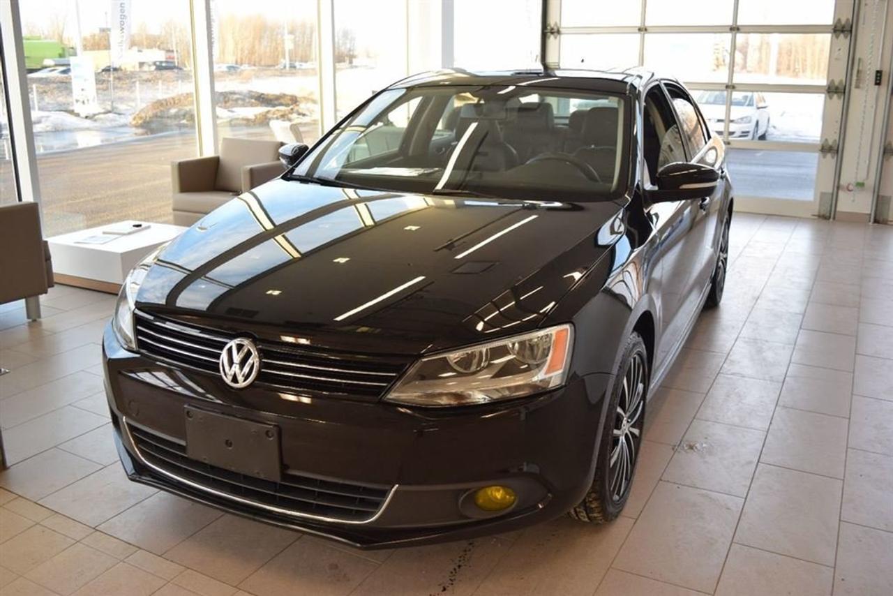 <a href=https://www.autoaubaine.com/Volkswagen-Jetta-c7001051.html>https://www.autoaubaine.com/Volkswagen-Jetta-c7001051.html</a>

Volkswagen Jetta 1.8 TSI Highline  2014Régulateur de vitesse, Toit ouvrant, Essuie-glaces intermittents, Anti-démarreur, Freins ABS, Contrôle de stabilité, Coussin gonflable conducteur, Coussins gonflables latéraux, Lecteur CD, Chargeur de CD, Lecteur MP3, 6 Haut-parleurs, Portes électriques, Tachymètre, Vitres électriques, Intérieur en cuir, Climatisation deux zones, Commandes audio au volant, Sièges arrières rabattables, Sièges chauffants, Volant ajustable, Moonroof, Tapis protecteurs, Vitres teintées, Ordinateur de bord, Caméra de recul, Radio AM/FM, Volant gainé de cuir, Rétroviseur électrique, Direction assistée, Télédéverrouillage, Rétroviseurs chauffants, Banquette arrière divisé, Siège à réglage électrique, Système d\alarme, Coussins gonflables arrière pour la tête, Siège conducteur - soutien lombaire, Siège passager - soutien lombaire, Démarrage sans clé, Freins à disque, Sièges chauffants - Avant, Rétroviseurs électriques, Antipatinage, Phares antibrouillards, Verrous de sécurité pour enfants, Sièges baquets, Prise Auxiliaire, Technologie Bluetooth intégrée, Climatiseur automatique, Roue de secours - Temporaire, Aluminium, Climatisation