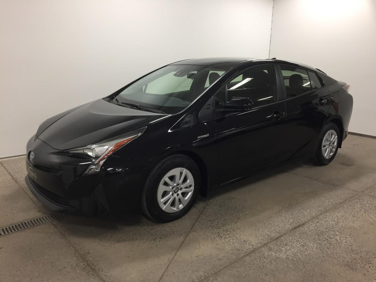 Used 2017 Toyota Prius Hybride, Cruse, A/c for sale in St-Hubert, QC