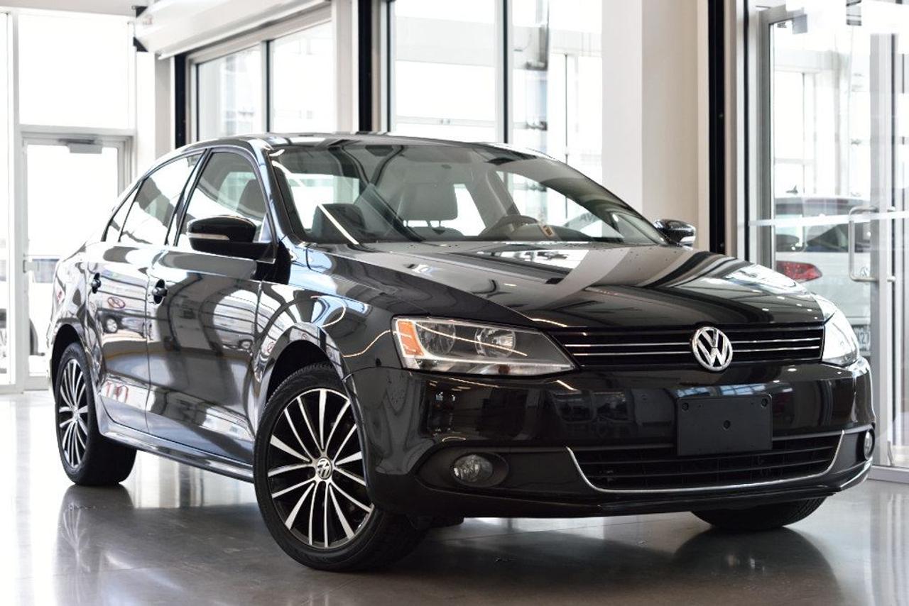 <a href=https://www.vaudreuilvolkswagen.com/occasion/Volkswagen-Jetta-2013.html>https://www.vaudreuilvolkswagen.com/occasion/Volkswagen-Jetta-2013.html</a>

Modèle Highline avec moteur 2.5, ensemble technologie, système de navigation, système audio fender, Toit ouvrant, Bancs en cuir chauffants, Bluetooth, Air climatisé, Miroirs électriques chauffants, Roues 17 Queensland. Retour de location, bas kilométrage.        Possibilité dextension de 2 ans ou 40 000 kms de la garantie dorigine avec la certification supérieure Volkswagen        Aucunes obligations bancaires, aucuns frais cachés        Mise en service : 13 septembre 2013      Bienvenue chez Vaudreuil Volkswagen!