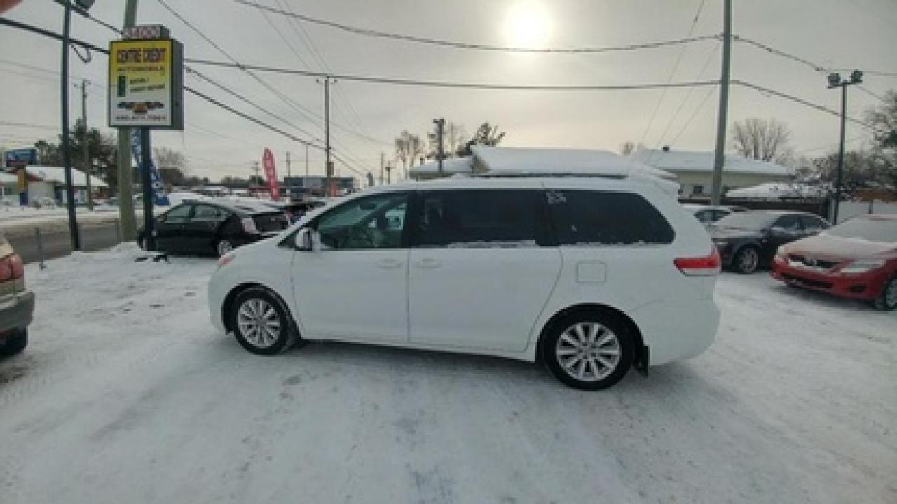 Used 2011 Toyota Sienna XLE for sale in Terrebonne, QC