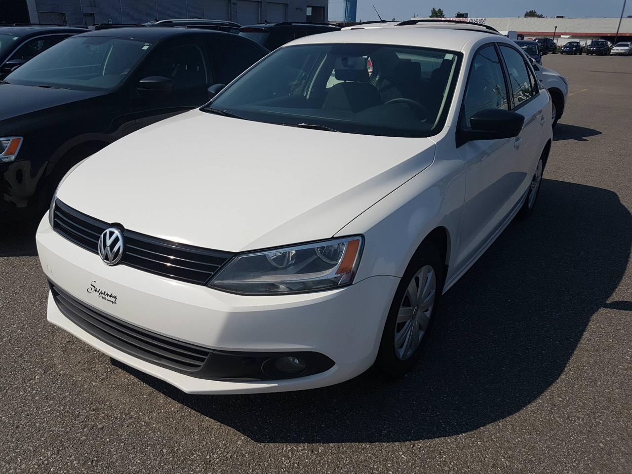 Used 2013 Volkswagen Jetta Modèle Trendline+ 4 portes 2,0L boîte au for sale in Chicoutimi, QC