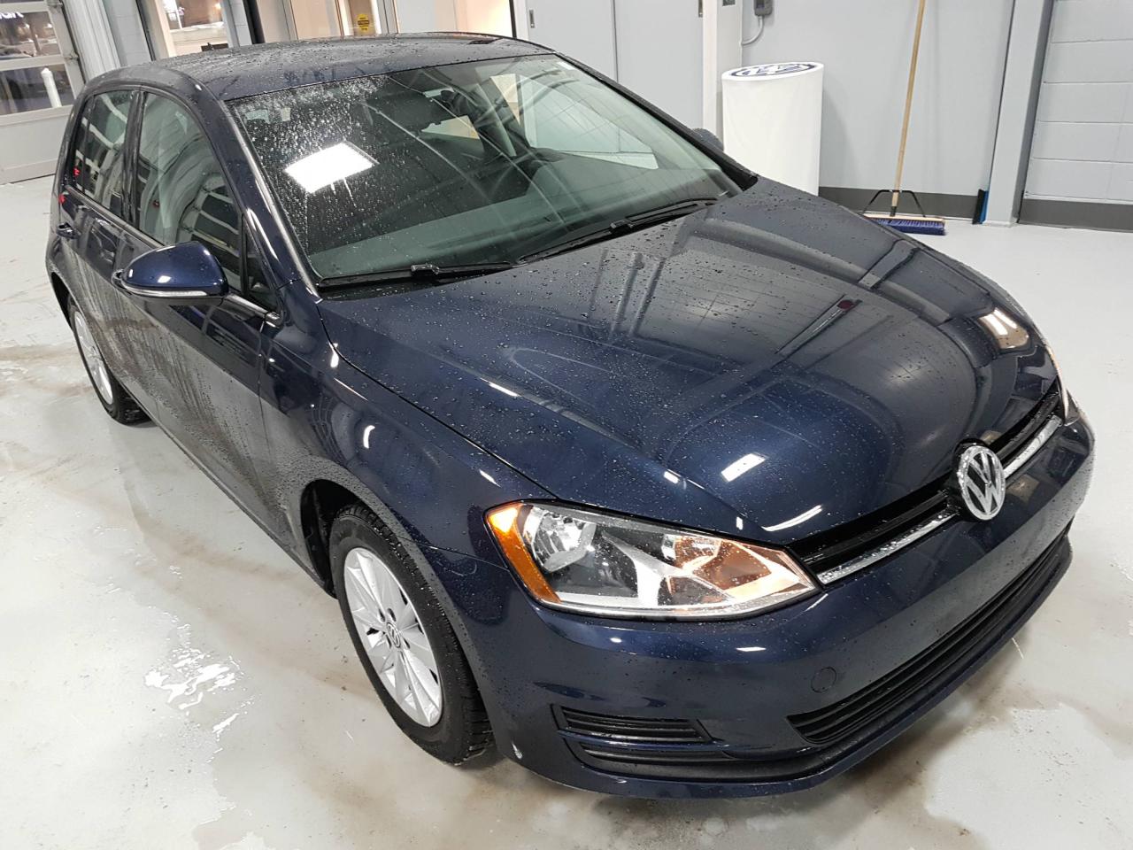 Used 2017 Volkswagen Golf 1.8 TSI Trendline à hayon 5 portes BA for sale in Chicoutimi, QC