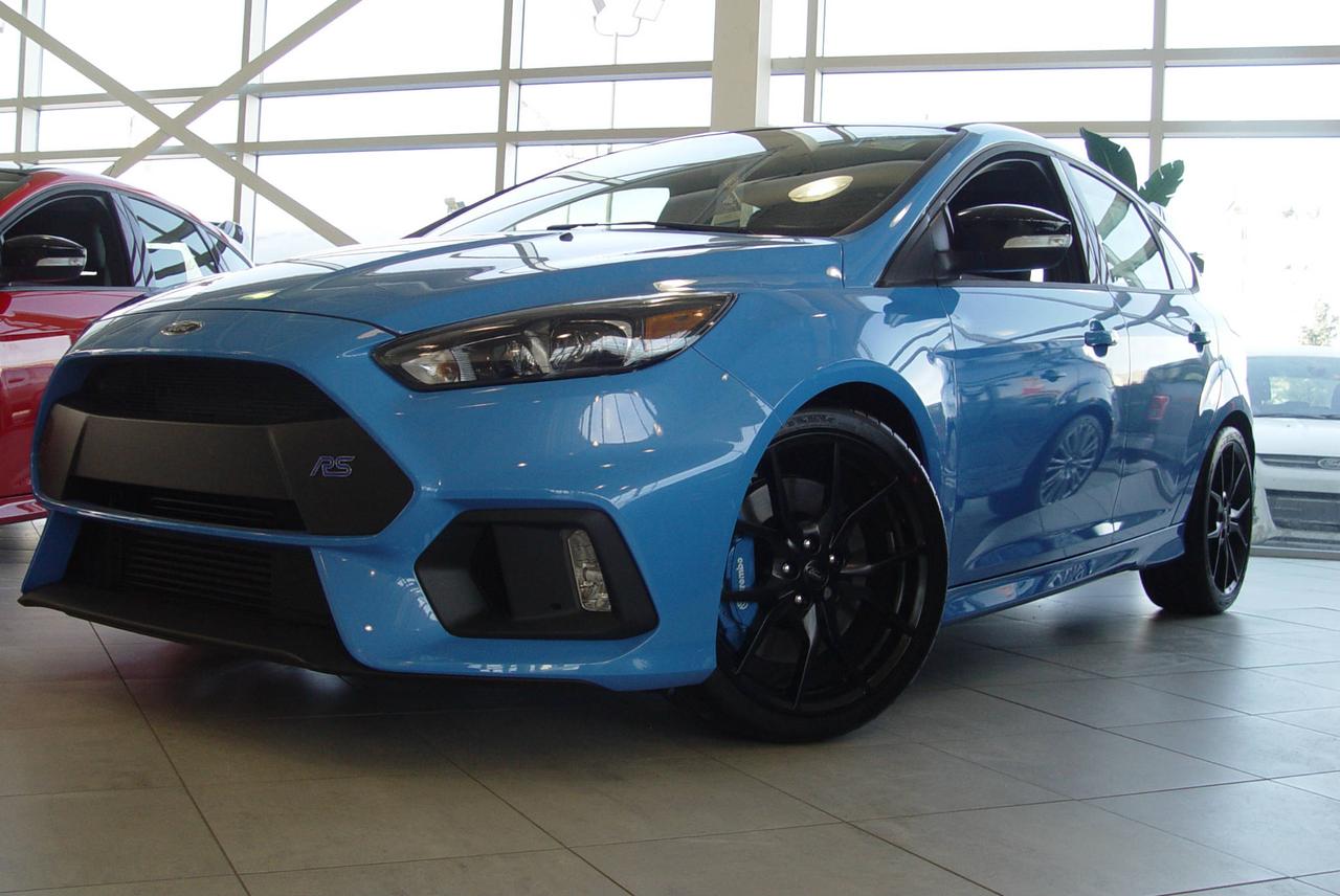 <a href=https://www.chartrandford.com/occasion/Ford-Focus-2018.html>https://www.chartrandford.com/occasion/Ford-Focus-2018.html</a>

Ford Focus RS Hatchback 2018

LINVASION COMMENCE 

La vitesse et lagilité sont les caractéristiques pour lesquelles la nouvelle Focus RS 2016 a été conçue.  Le groupe Ford Performance fait évoluer la lignée RS depuis plus de 47 ans en Europe en intégrant à des voitures de tourisme courantes des gènes inspirés de
rallyes. 

Cette intégration crée des versions modifiées pouvant naviguer rapidement dans des voies étroites et manoeuvrer aisément dans des virages brasse-camarade.

Ayant en point de mire la conquête de nouveaux terrains la Focus RS est maintenant arrivée en Amérique du Nord.

*Puissance de 350 chevaux et couple de 350 lb-pi
*Transmission intégrale avec vecteur de couple dynamique
*4 modes de conduite réglable incluant le mode de dérapage (drift)  
*Départ assisté réglable


HÉRITEZ DE LA TRADITION RS

Lhéritage RS a commencé en 1968 avec le coupé Ford RS 15M, 4 cylindres à traction avant d Allemagne, qui était conçu pour la compétition dans les courses de rallye : un sport où le pilote se mesure à un chronomètre. 

Le pilote doit traverser plusieurs étapes de routes et de sentiers difficiles et terminer la course dans le temps le plus rapide.

Au cours des décennies suivantes, plusieurs modèles Ford arborant le monogramme RS ont connu une hausse de puissance, se sont vus ajouter des turbocompresseurs et sont devenus plus aérodynamiques.

Ils ont ultérieurement intégré une traction intégrale. Cette technologie a aidé à battre la concurrence.

La Focus RS de première génération est apparue en 2002, elle a été actualisée en 2009, mais n était offerte qu en Europe. La production limitée a toujours été la tendance
pour toute RS. Et ce n est pas différent pour la plus récente version, puisque relativement peu de véhicules Focus RS seront offerts au
Canada.

Disponible dès maintenant chez Chartrand Ford à Laval à deux pas de Montréal. Les meilleures transactions sont chez Chartrand Ford. Le financement est facile et rapide. Notre équipe dexpert saura répondre à toutes vos questions au 450.669.6110