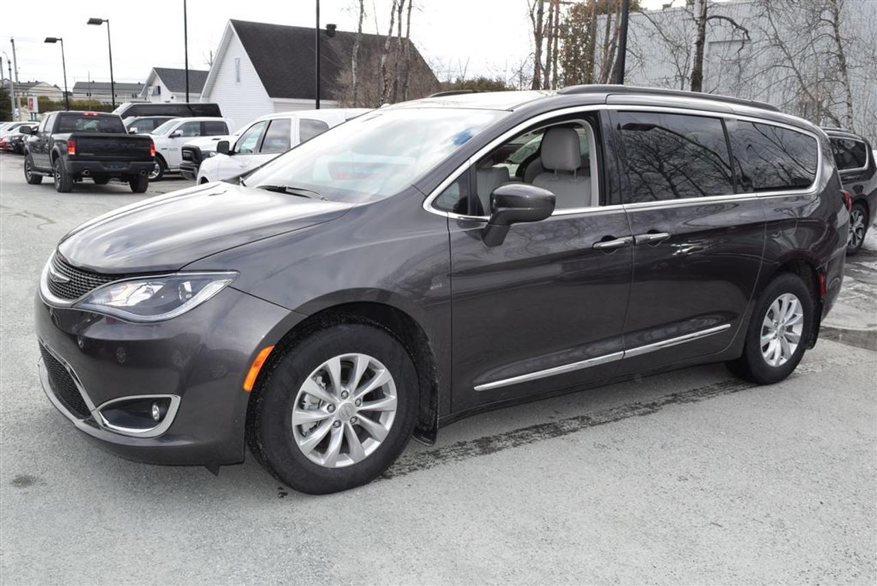 <a href=https://www.elitechrysler.com/occasion/Chrysler-Pacifica-2017.html>https://www.elitechrysler.com/occasion/Chrysler-Pacifica-2017.html</a>

Sièges baquets en cuir, Chauffants, ensemble éclair 26L, Bluetooth, 8 passagers, Rabais dinventaire, à vous den profiter véhicule Garantie par le manufacturier,  Auto, à vendre Chez Élite Chrysler Jeep Dodge Ram, le plus grand choix en inventaire. À Sherbrooke en Estrie   Possibilité de Livraison partout au Québec !!!!!!  Pour plus de détails, pour un essai routier ou même lachat, Communiquer avec lun de nos conseillers en vente sans frais au 1-888-647-5468.  Financement sur place. (1ère et 2ième Chance)