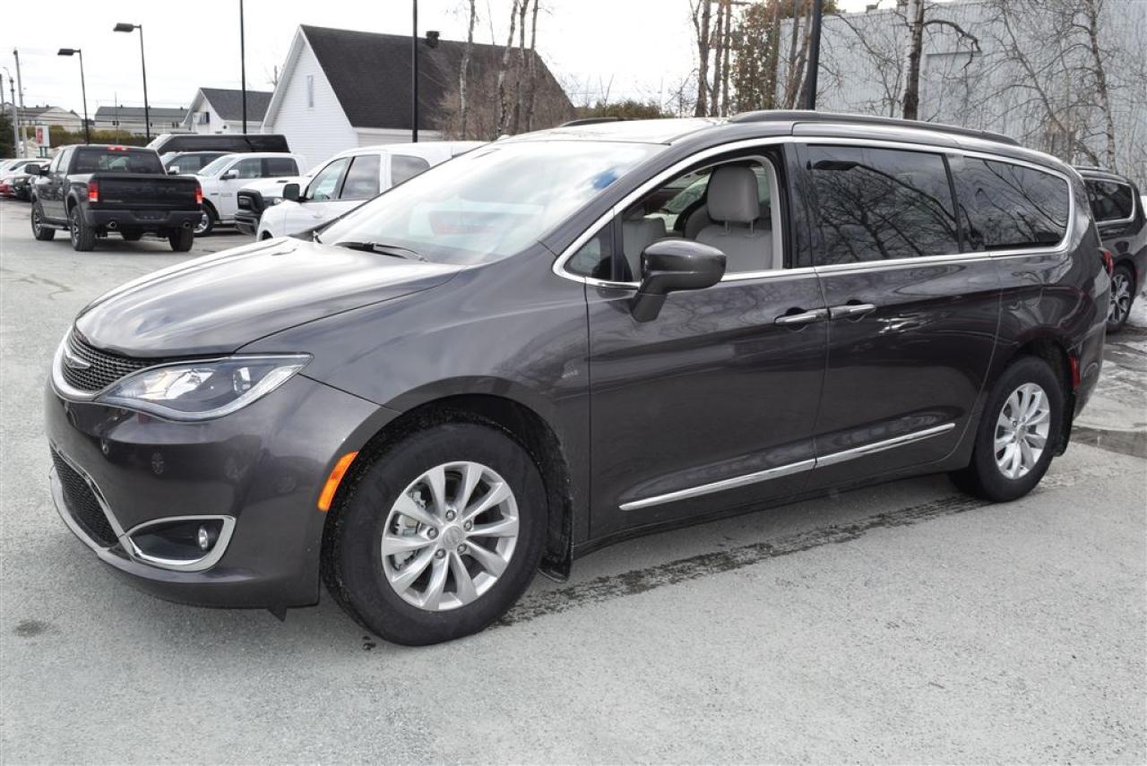 Used 2017 Chrysler Pacifica Touring Gar for sale in Sherbrooke, QC