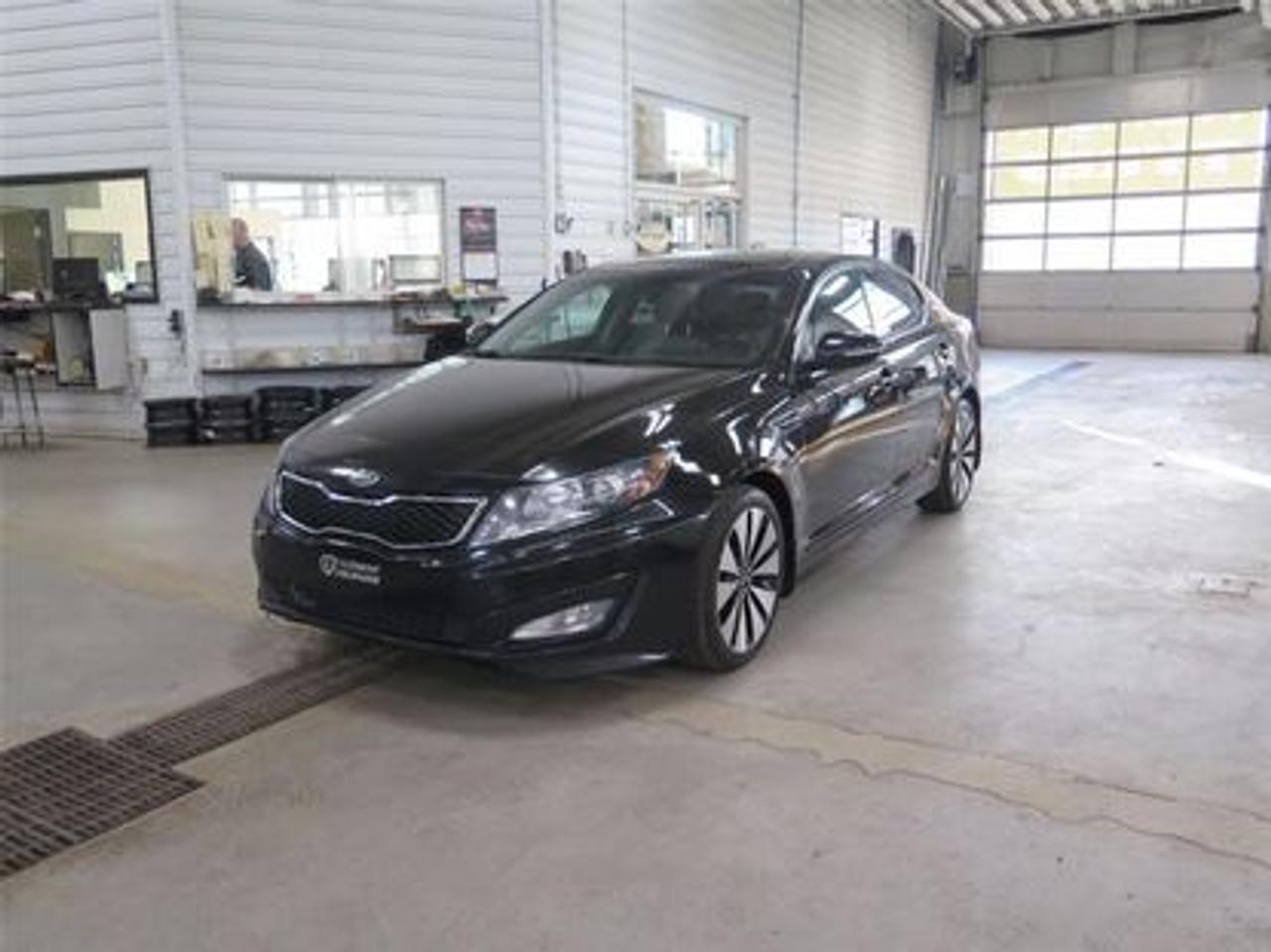 <a href=https://www.autoaubaine.com/Kia-Optima-c6912805.html>https://www.autoaubaine.com/Kia-Optima-c6912805.html</a>

*** seulement 83 278 km certifié *** Kia Optima 2011 noir avec lintérieur noir à 12991 $. Ce véhicule est équipé dun bluetooth, caméra de recul, toit ouvrant, démarrage sans clé, sièges chauffants, refroidissant, mémoires et électriques, jantes en alliage, vitres électriques et teintées et bien plus encore. Garantie de 3 mois ou 5000 km motopropulseur ( Garantie prolongé disponible à prix imbattable ) taux de financement à partir de seulement 4.69%. Nous sommes en affaire depuis 48 ans pour vous offrir un service irréprochable. Venez voir ce magnifique Kia Optima au 4560 Boulevard Guillaume-Couture à Lévis. Pour plus dinformation 418-837-0859 ou la fin de semaine par téléphone ou sms 581-982-8599. Garage clément fournier est recommandé CAA et membre de lamvoq. Tout nos véhicules sont inspecté par nos mécaniciens. Au plaisir de vous servir.