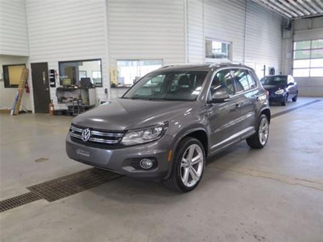 <a href=https://www.autoaubaine.com/Volkswagen-Tiguan-c6920251.html>https://www.autoaubaine.com/Volkswagen-Tiguan-c6920251.html</a>

Nous avons en inventaire un magnifique Volkswagen Tiguan TSI 2013 gris avec lintérieur brun à 19 691 $ avec 110 395 km certifié. Véhicule jamais accidenté ( rapport carproof disponible ) Ce véhicule est super bien équipé; bluetooth, intérieur en cuir, ordinateur de bord, sièges électriques, chauffants et mémoires, toit ouvrant et bien plus encore. Ce tiguan vous intéresse? Notre taux de financement est à partir de 4.69 % seulement donc sur 72 mois ce véhicule vous reviens à 72.42 $ par semaine avec un léger comptant. Cest une aubaine ! Nous sommes situé au 4560 Boulevard Guillaume-Couture à Lévis. Pour plus dinformation 418-837-0859 ou la fin de semaine par téléphone ou sms 581-982-8599. Au plaisir de vous servir.