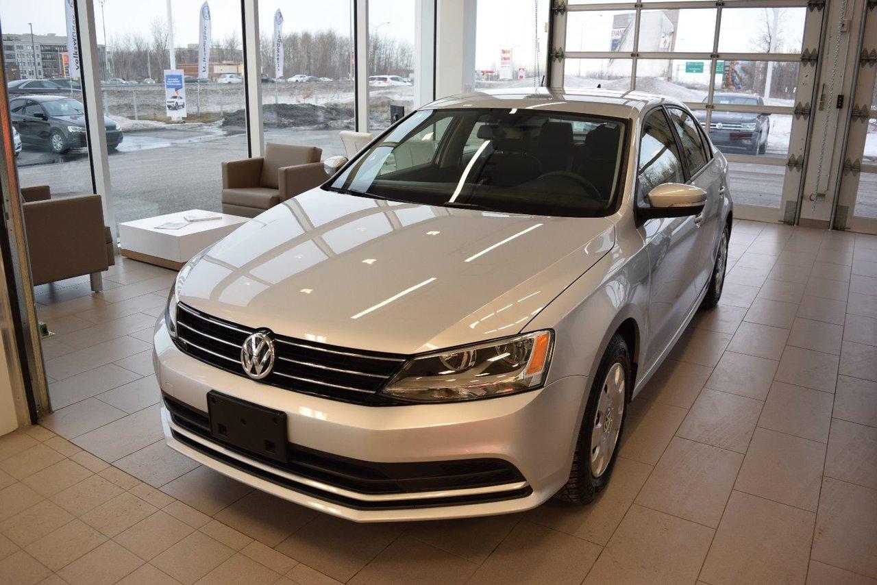 <a href=https://www.autoaubaine.com/Volkswagen-Jetta-c7016328.html>https://www.autoaubaine.com/Volkswagen-Jetta-c7016328.html</a>

Volkswagen Jetta Trendline+  2015Régulateur de vitesse, Essuie-glaces intermittents, Anti-démarreur, Freins ABS, Contrôle de stabilité, Coussin gonflable conducteur, Coussins gonflables latéraux, Lecteur CD, Chargeur de CD, Lecteur MP3, Portes électriques, Vitres électriques, Air climatisé, Commandes audio au volant, Sièges arrières rabattables, Sièges chauffants, Volant ajustable, Tapis protecteurs, Ordinateur de bord, Caméra de recul, Radio AM/FM, Rétroviseur électrique, Direction assistée, Télédéverrouillage, Rétroviseurs chauffants, Banquette arrière divisé, Système d\alarme, Coussins gonflables arrière pour la tête, Sièges tissu, Freins à disque, Sièges chauffants - Avant, Rétroviseurs électriques, Antipatinage, Verrous de sécurité pour enfants, Sièges baquets, Prise Auxiliaire, Technologie Bluetooth intégrée, Roue de secours - Temporaire, Climatisation
