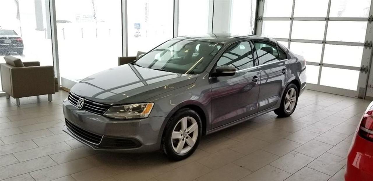 <a href=https://www.autoaubaine.com/Volkswagen-Jetta-c6998389.html>https://www.autoaubaine.com/Volkswagen-Jetta-c6998389.html</a>

Volkswagen Jetta 1.8 TSI Comfortline Mags Toit  2014Régulateur de vitesse, Toit ouvrant, Essuie-glaces intermittents, Anti-démarreur, Freins ABS, Contrôle de stabilité, Coussin gonflable conducteur, Coussins gonflables latéraux, Lecteur CD, Chargeur de CD, Lecteur MP3, 6 Haut-parleurs, Portes électriques, Tachymètre, Vitres électriques, Air climatisé, Commandes audio au volant, Sièges chauffants, Volant ajustable, Moonroof, Tapis protecteurs, Radio AM/FM, Volant gainé de cuir, Rétroviseur électrique, Direction assistée, Télédéverrouillage, Rétroviseurs chauffants, Banquette arrière divisé, Siège à réglage électrique, Système d\alarme, Coussins gonflables arrière pour la tête, Sièges tissu, Siège conducteur - soutien lombaire, Siège passager - soutien lombaire, Freins à disque, Sièges chauffants - Avant, Rétroviseurs électriques, Jantes en alliage, Antipatinage, Verrous de sécurité pour enfants, Sièges baquets, Prise Auxiliaire, Technologie Bluetooth intégrée, Roue de secours - Temporaire, Aluminium, Climatisation