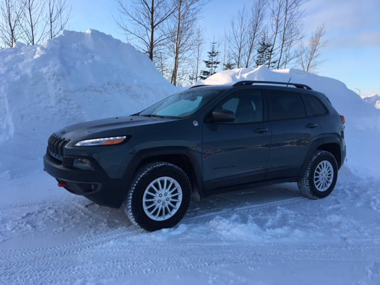 <a href=https://www.letoiledodge.com/occasion/Jeep-Cherokee-2015.html>https://www.letoiledodge.com/occasion/Jeep-Cherokee-2015.html</a>

Attelage de remorque - Commandes au volant - Écran tactile - Bluetooth - Caméra de recul - sièges chauffants - Volant chauffant - Sièges électrique - Radio satellite - Démarrage sans clé - GPS - Climatiseur 2 zones - Groupe électrique - AWD.LÉtoile Dodge Chrysler est un concessionnaire 5 étoiles situé à Saguenay (Jonquière). À 10 kilomètres de Chicoutimi et 30 kilomètres dAlma (Lac St-Jean). Nous avons un vaste inventaire pour combler tous vos besoins; que ce soit un camion avec moteur V8, V6 ou Diesel, VUS, berline, compacte, familiale, AWD, 4x4, sportive, convertible ou minifourgonnette.
Nous offrons également du crédit 2e ou 3e chance. 
Visitez notre salle de montre virtuelle au : www.letoiledodge.ca