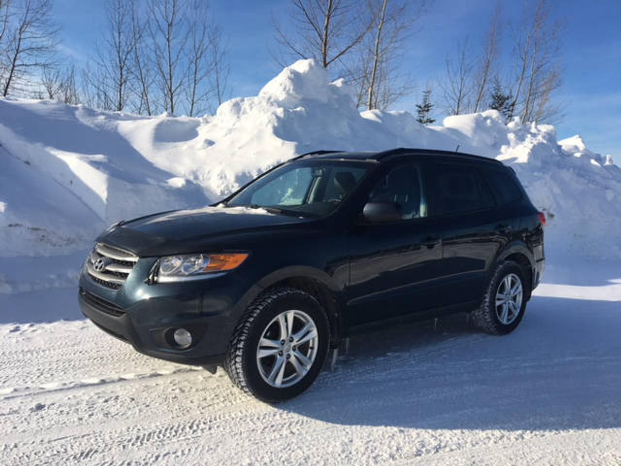 <a href=https://www.letoiledodge.com/occasion/Hyundai-Santa_Fe-2012.html>https://www.letoiledodge.com/occasion/Hyundai-Santa_Fe-2012.html</a>

Commandes au volant - bluetooth - siège électrique - Sièges chauffants - Climatiseur - Radio Satellite - 

L Étoile Dodge Chrysler est un concessionnaire 5 étoiles situé à Saguenay (Jonquière). À 10 kilomètres de Chicoutimi et 30 kilomètres d Alma (Lac St-Jean). Nous avons un vaste inventaire pour combler tous vos besoins; que ce soit un camion avec moteur V8, V6 ou Diesel, VUS, berline, compacte, familiale, AWD, 4x4, sportive, convertible ou minifourgonnette.
Nous offrons également du crédit 2e ou 3e chance. 
Visitez notre salle de montre virtuelle au : www.letoiledodge.ca