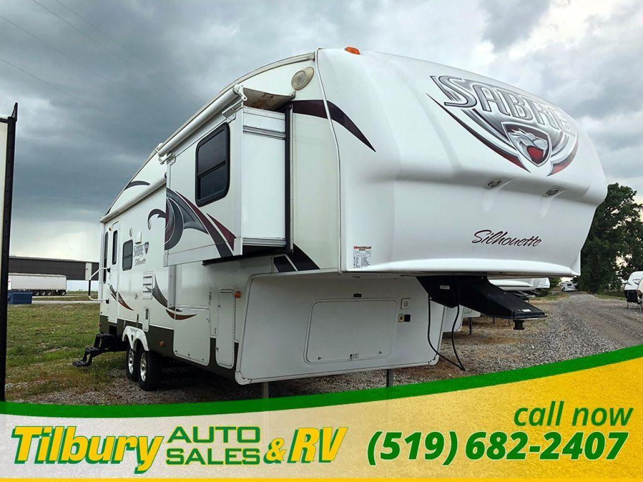 Used 2012 PALOMINO Sabre 281 RLDS. SLEEPS 6. GREAT SHAPE. for sale in Tilbury, ON