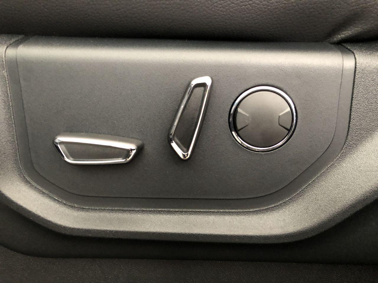 686882.12037772