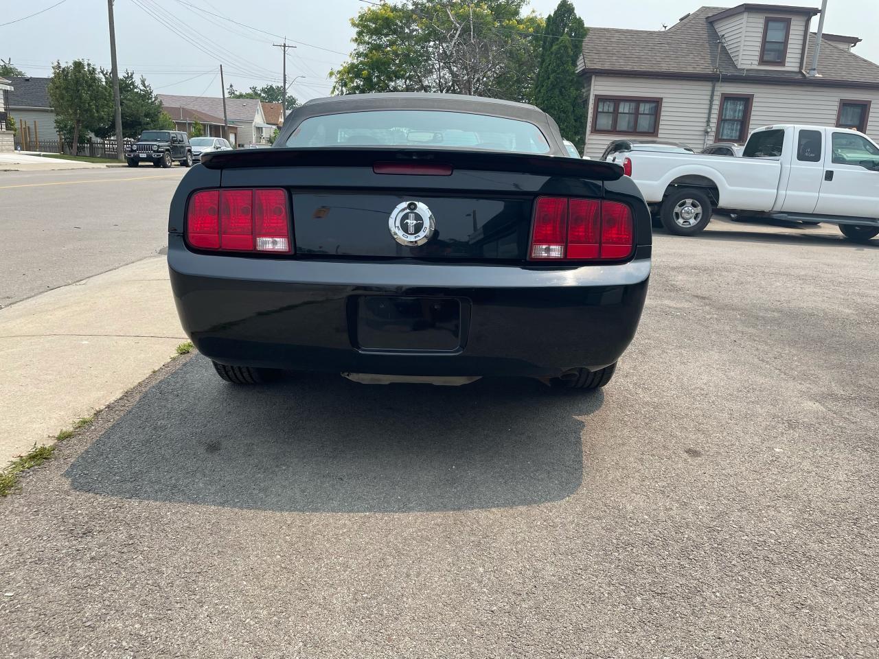 687374