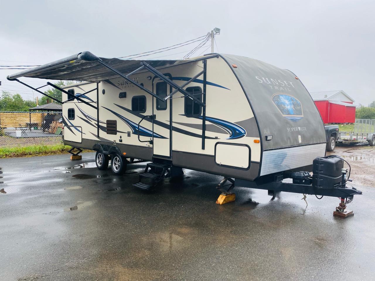 Used 2014 Crossroads SUNSET TRAIL 29 SS TRAVEL TRAILER 4 BUNK BEDS / LEATHER / ONLY $99 BI-Weekly! for sale in Mississauga, ON
