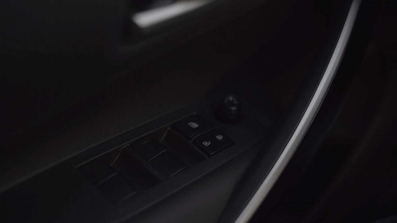 688761