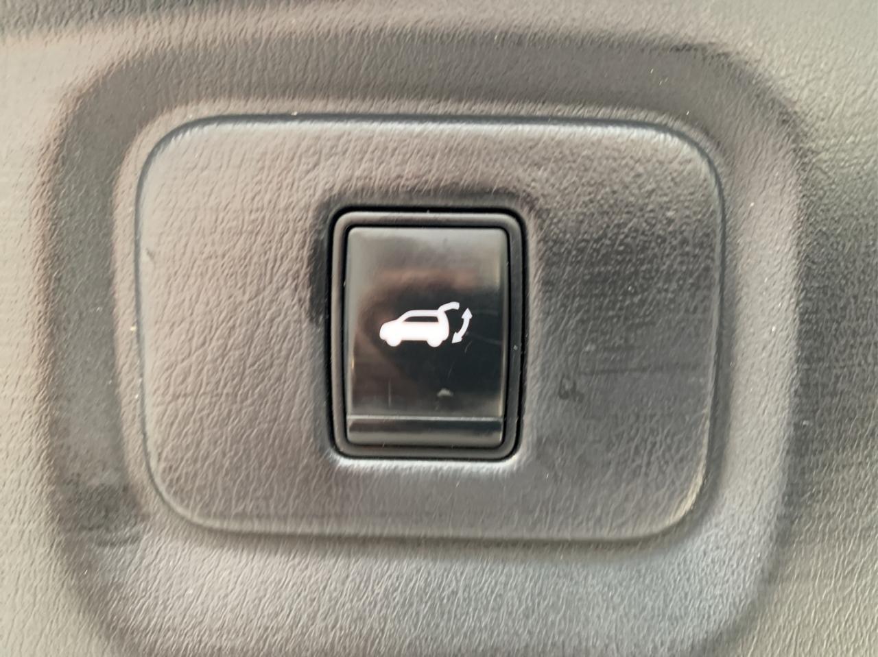 688899