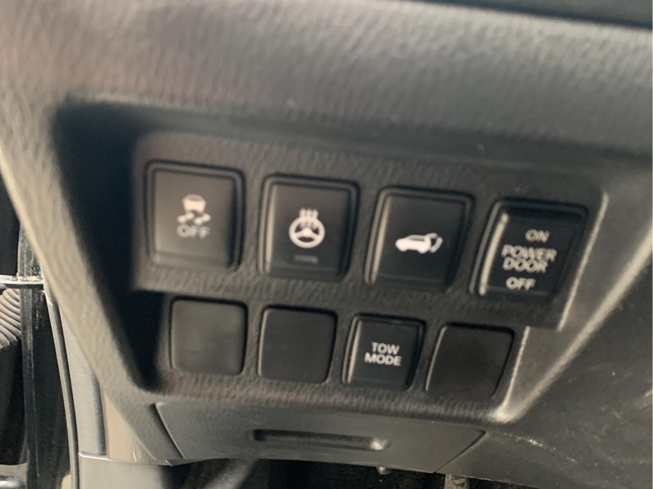 688899