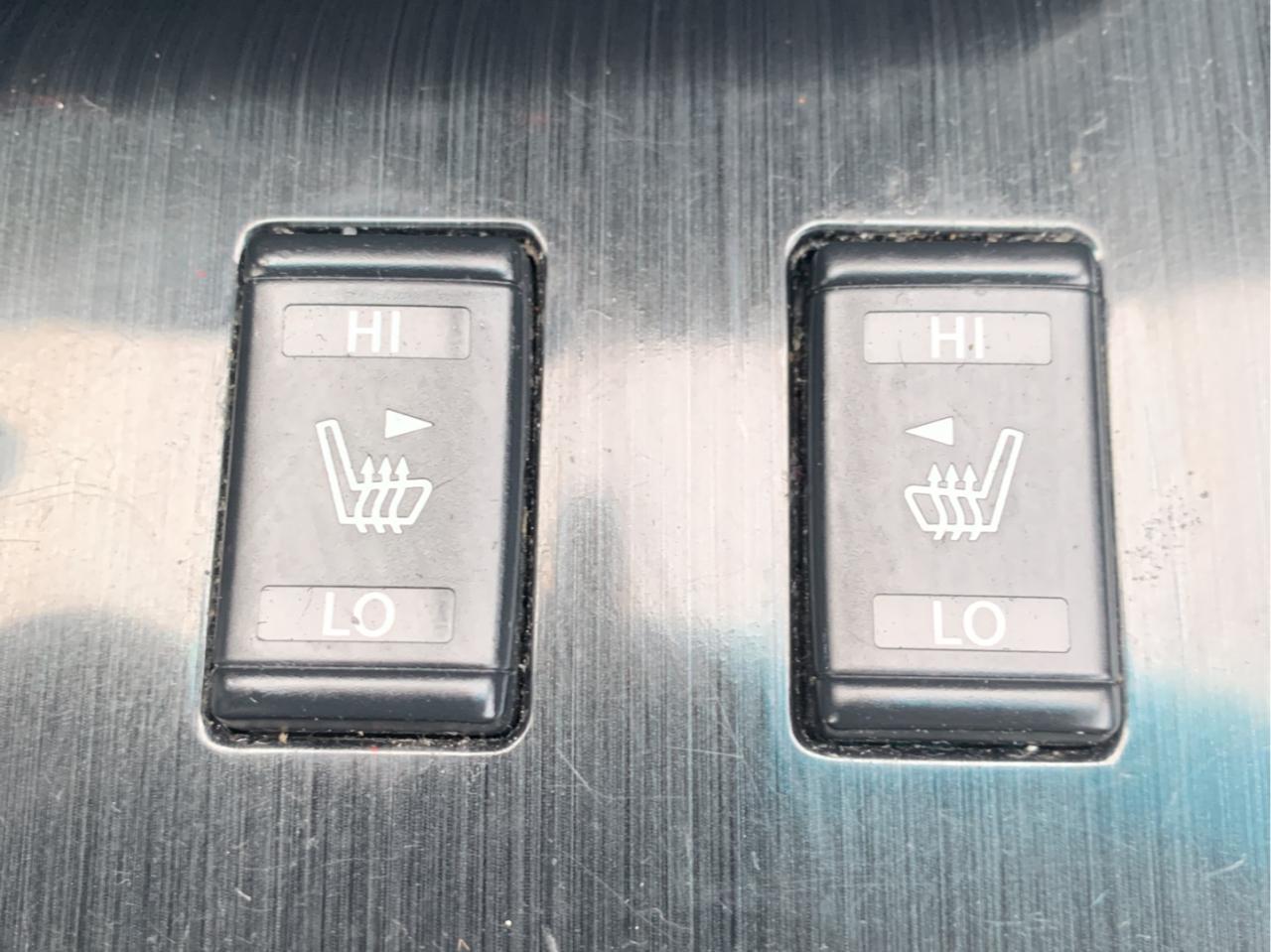 688899
